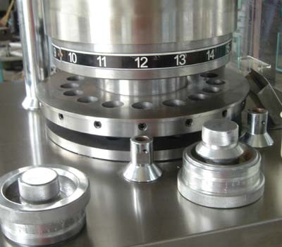 Máquina rotativa para comprimidos aprovada pela CE para fabricação em pequena escala (ZPW17)